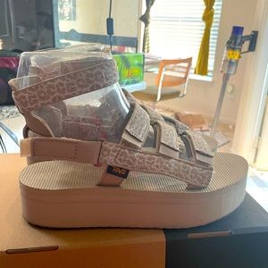 TEVA Mevia Flatform Sandal size 9